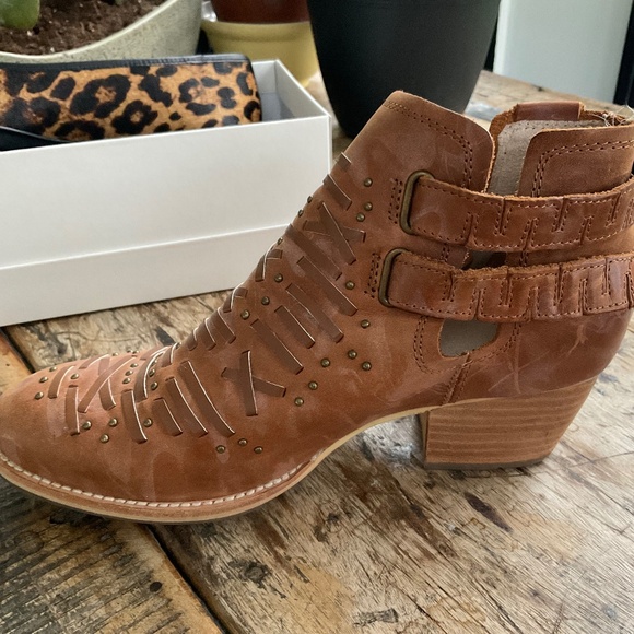 Catepillar CAT tan leather boots 8. - Picture 5 of 14